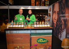 Eric van Gool en Joyce Weerman bij imkerij de Traay. Joyce: "Men is heel positief na het proeven van onze Flora Zoet.